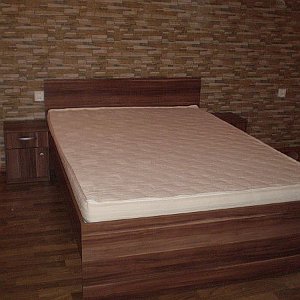 Vstavaná skriňa, posteľ, montáž laminátovej podlahy