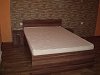 Vstavaná skriňa, posteľ, montáž laminátovej podlahy