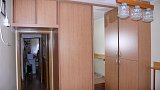 Vstavaná skriňa do izby s nádstavcom a samostatnou skrinkou