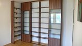 Vstavaná skriňa a knižnica do bytu